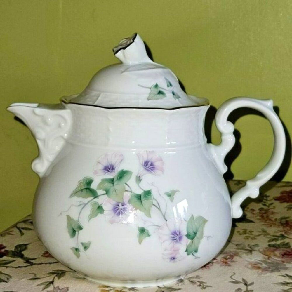 Thun Carlsbad Morning Glory Pattern fine porcelain teapot Vintage Excellent Cond